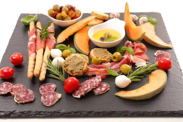 Aperitivo Mediterrâneo Comida Buffet Com Salame Melão Presunto Azeitona — Fotografia de Stock