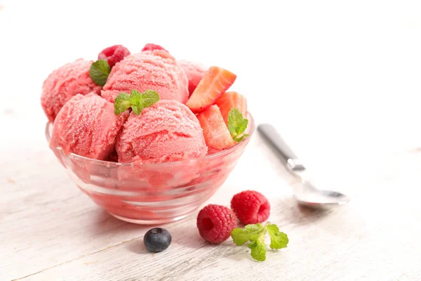 Scoop Ciotola Con Gelato Lampone — Foto Stock