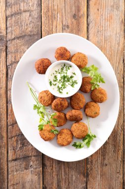 Yoğurt soslu falafel ve şifalı otlar.
