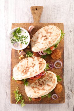 Pide ekmeğinde taze sebzeli falafel. 