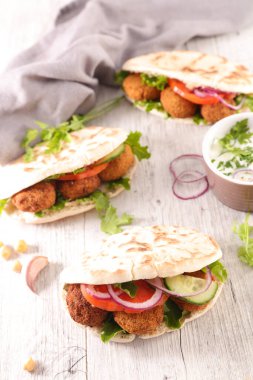 Pide ekmeğinde taze sebzeli falafel. 
