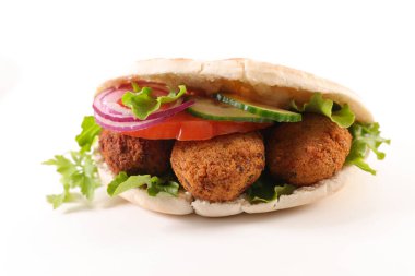 Pide ekmeğinde taze sebzeli falafel. 