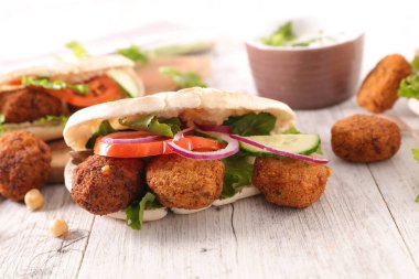 Pide ekmeğinde taze sebzeli falafel. 