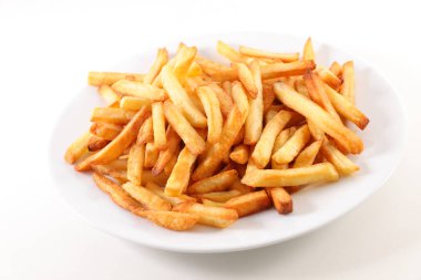 Bir tabak beyaz patates kızartması.