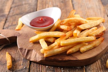 Bir tabak patates kızartması ve ketçap.