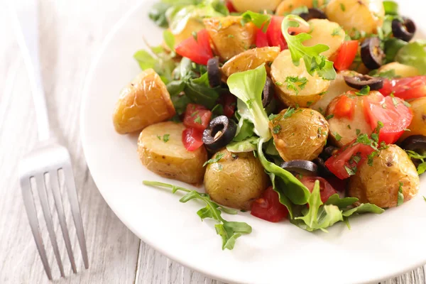 Patates Domates Zeytinli Sebze Salatası — Stok fotoğraf