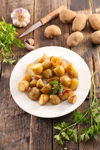 Patata Asada Con Perejil Sobre Fondo Madera — Foto de Stock