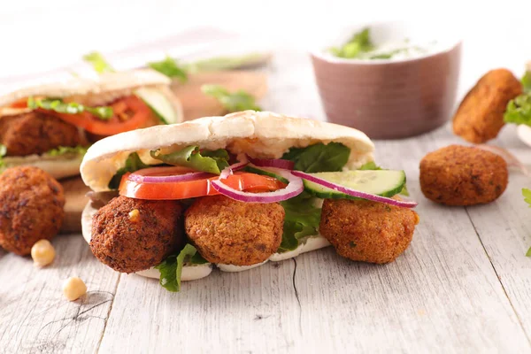 Falafel Friss Zöldséggel Pitakenyérben — Stock Fotó