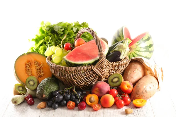 Blandat Frukt Och Grönsaker Korg — Stockfoto