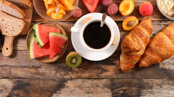 Mic Dejun Delicios Plin Ceașcă Cafea Ceașcă Ceai Croissant Fructe — Fotografie, imagine de stoc