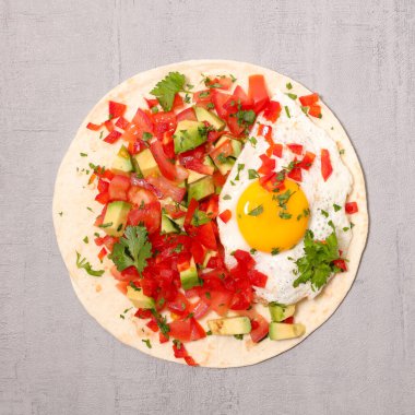 domatesli pita ekmeği, avokado ve yumurta fajita