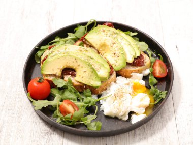 Tost ekmekli avokado, haşlanmış yumurta ve sebze.