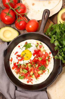 domatesli pita ekmeği, avokado ve yumurta