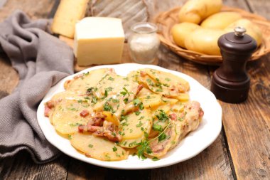 Pastırmalı patates ve erimiş peynir.