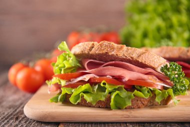 Jambonlu sandviç, domates ve marul.