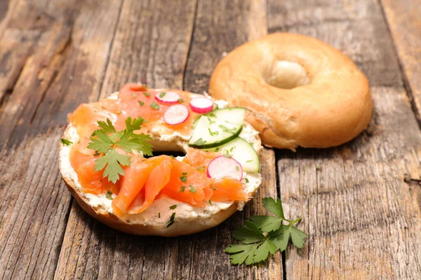 Bagel Sandwich Mit Räucherlachs Käsecreme Und Rettich — Stockfoto