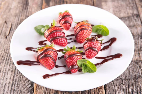 Aardbeien Met Chocoladesaus Munt — Stockfoto