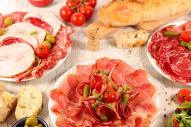 Şarküteri, salam, pastırma, jambon ve baget.