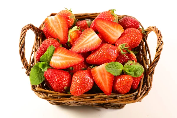 柳条篮与草莓分离的白色背景 — 图库照片