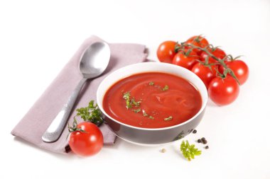 Beyaz arka planda izole edilmiş domates çorbası ya da gazpacho.