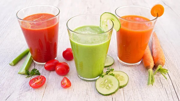 Gemüsesmoothie Oder Saft Tomaten Gurken Und Karottensaft — Stockfoto