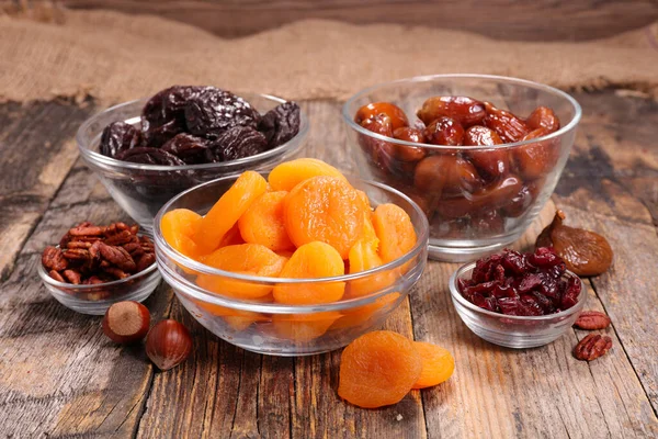 Auswahl Trockener Früchte Isoliert Auf Holztisch — Stockfoto