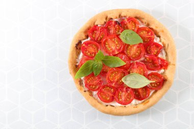 Peynirli, kremalı ve fesleğenli domatesli kiş.