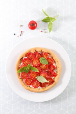 Peynirli, kremalı ve fesleğenli domatesli kiş.