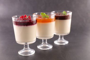 Çilek, kayısı ve çikolata karışımı taze panna cotta.