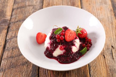 Taze meyveli panna cotta