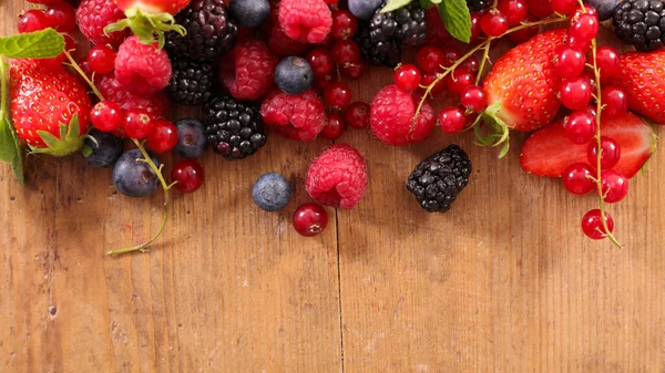 Blandade Färska Bär Frukt Trä Bakgrund — Stockfoto