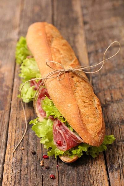 Sanduíche Pão Baguete Com Salame Alface — Fotografia de Stock