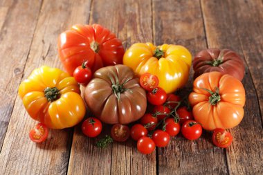 Çeşitli renkte domatesler.