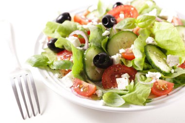 Bir tabak karışık salata, domates, zeytin, salatalık ve peynir.