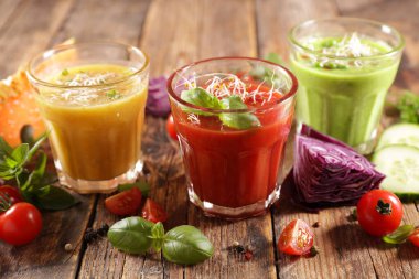 Meyve suyu, meyve suyu ya da gazpacho karışımı.