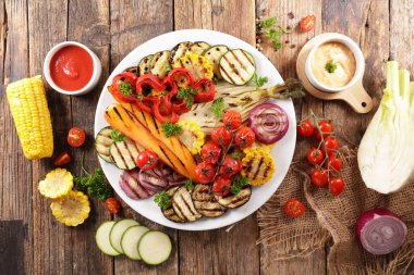 Izgara sebze ve soslu vejetaryen barbeküsü.