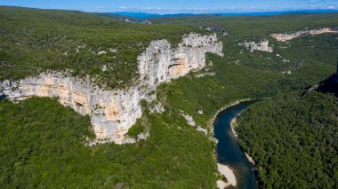 Ardeche Vadisi manzarası. Güzel turistik Fransa manzarası.