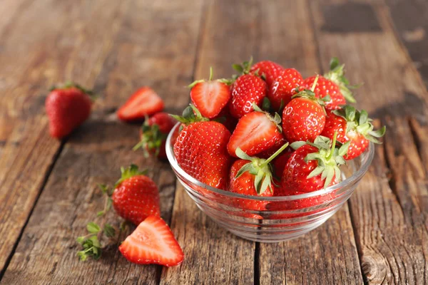 Schüssel Mit Frischen Erdbeeren Auf Holz Hintergrund — Stockfoto