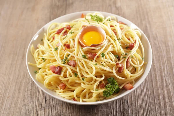 Espaguetis Carbonara Con Huevo Queso Tocino — Foto de Stock