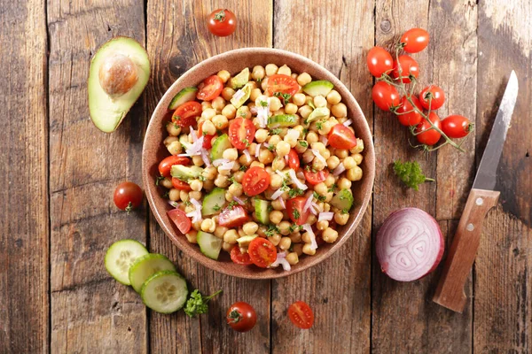 アボカドとトマトとキュウリのひよこ豆のサラダ — ストック写真