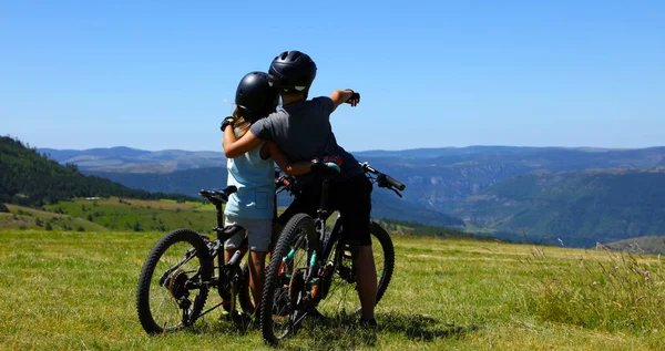 Mountainbiker Twee Kinderen Met Fiets Kijk Naar Het Prachtige Landschap — Stockfoto