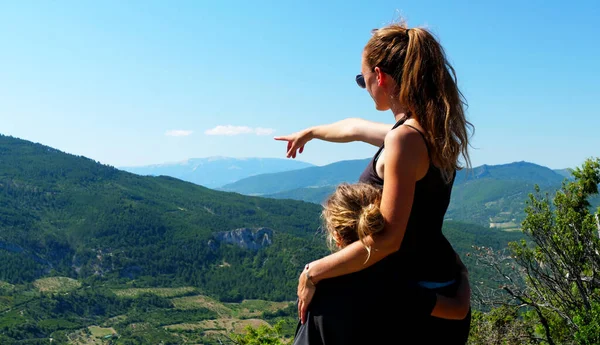女性と子供が美しい風景を見る フランスのドローム州 — ストック写真