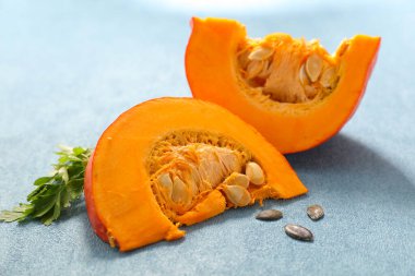 Taze balkabağı dilimleri ve bitkiler