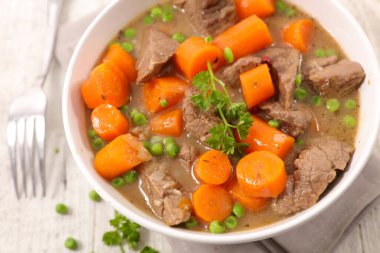 Güveçte havuçlu biftek ve bezelye.