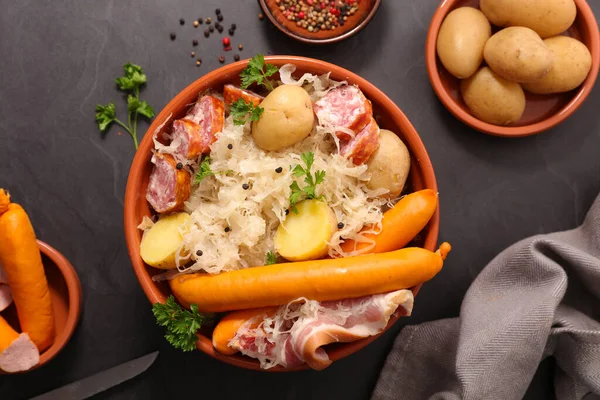 Chucrute Choucroute Com Linguiça Bacon Batata Repolho — Fotografia de Stock