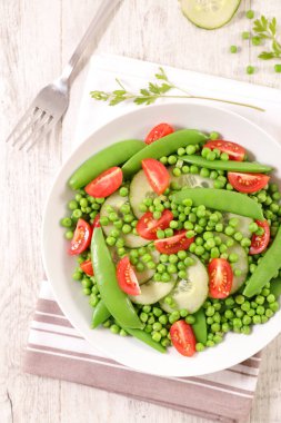 yeşil bezelye ve yeşil fasulye, salatalık ve domates salatası.