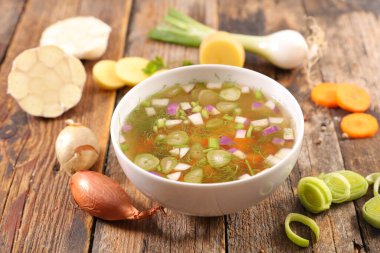 sebze ve çorba kasesi.