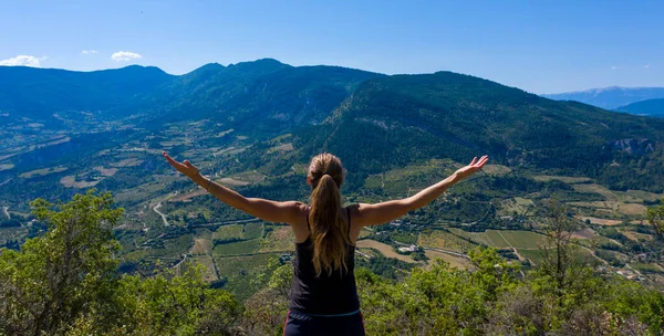 Vrouw Arm Lucht Ziet Prachtig Landschap Van Frankrijk Drome Provence — Stockfoto