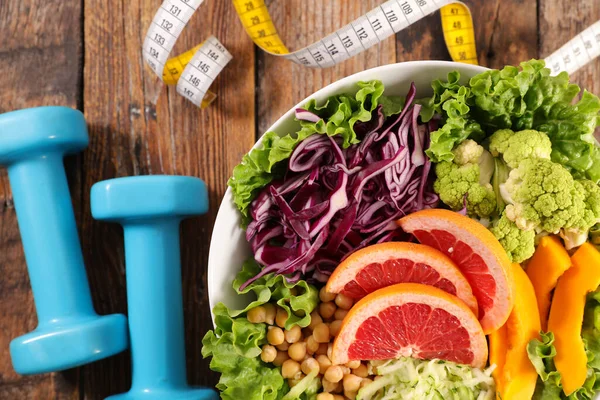 Concepto Alimentos Dietéticos Con Ensalada Verduras Mancuerna Cinta Métrica — Foto de Stock