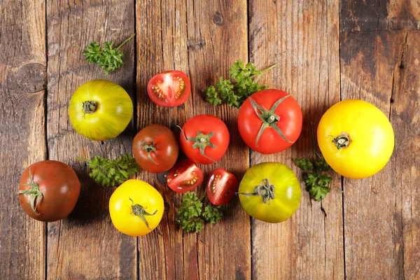 Variedade Variada Tomates Fundo Madeira — Fotografia de Stock